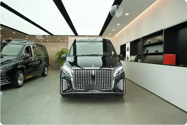 High-top Mercedes-Benz Maybach seven-seat van front face